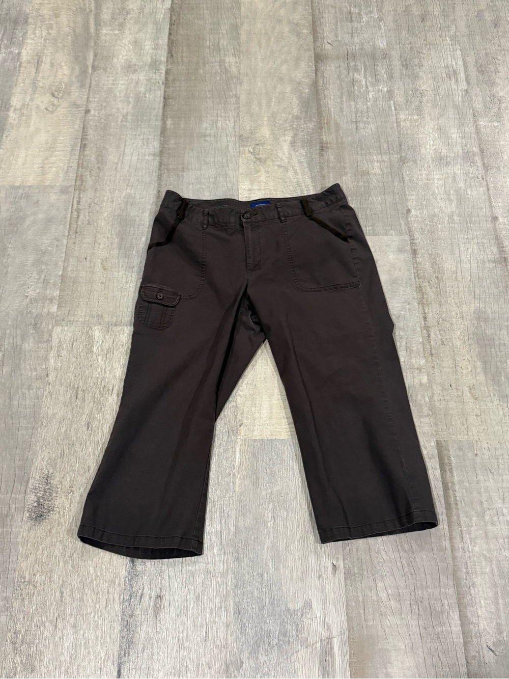 Women's brown cropped cargo capri pants